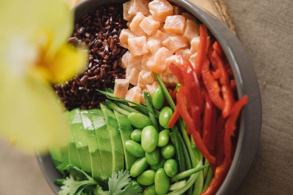 Bowl de arroz, edamame y salmón ahumado