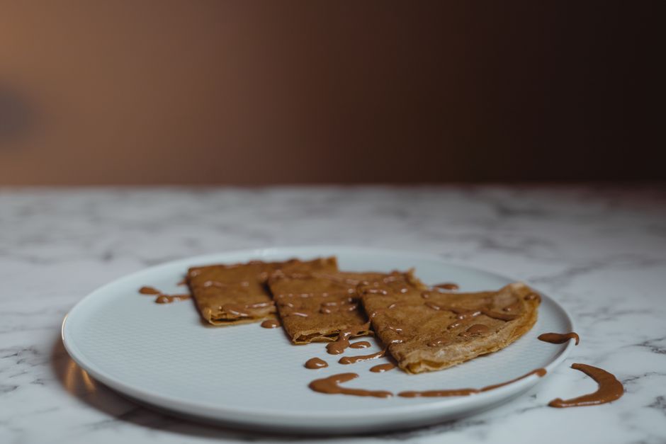 Crepes de avena rellenos de plátano y crema de cacahuete