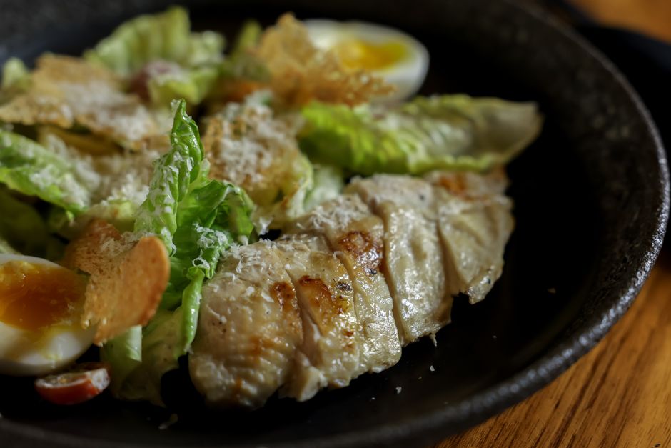 Ensalada César con pollo a la plancha