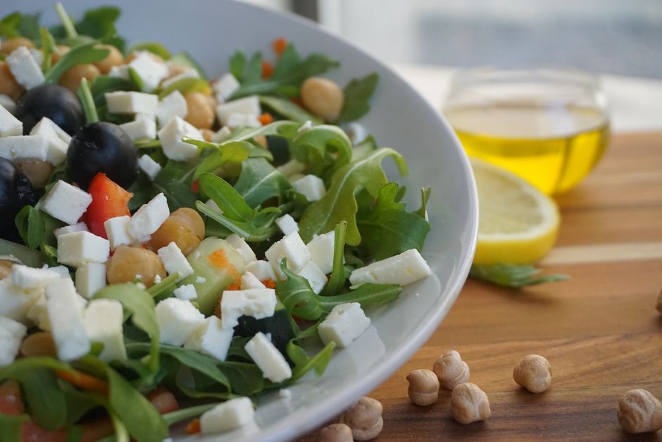 Ensalada de garbanzos, feta y pepino