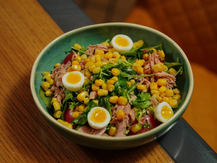 Ensalada de pasta fría con atún y maíz