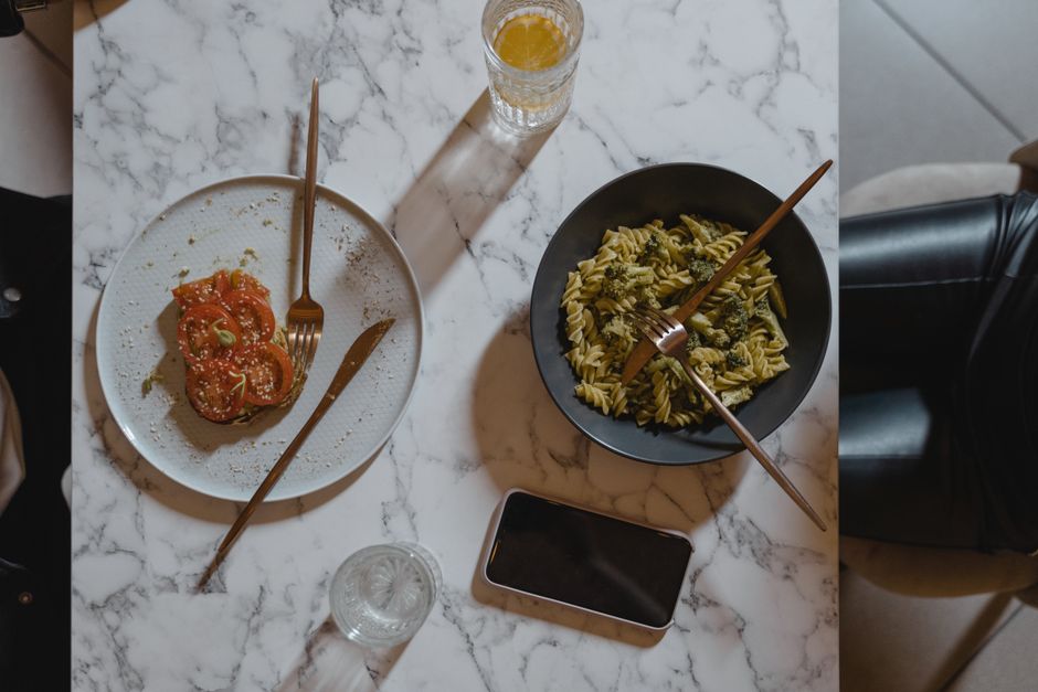 Ensalada templada de pasta integral con pesto