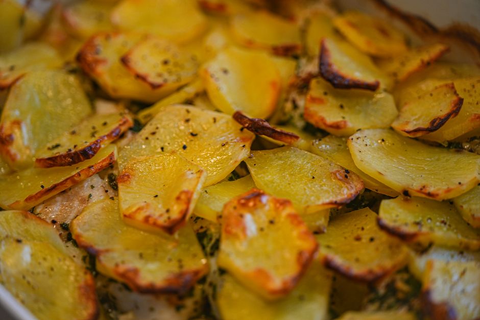 Merluza al horno con patatas panaderas