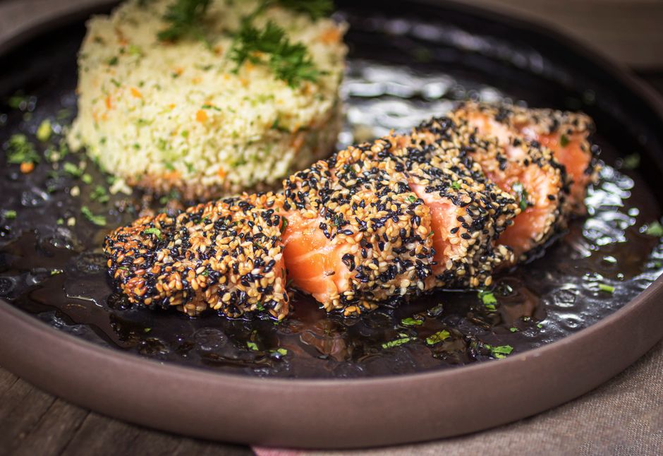 Salmón al Air Fryer con costra de sésamo