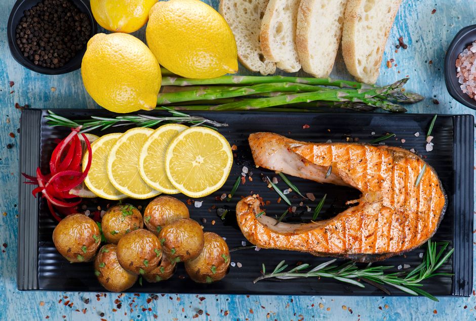 Salmón al horno con espárragos y limón