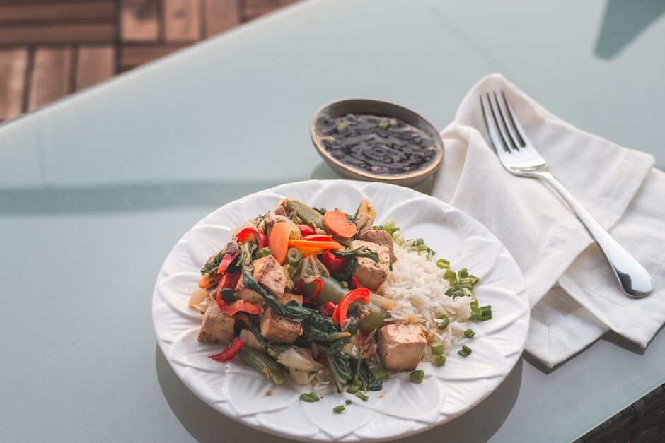 Salteado de tofu y verduras con salsa de soja
