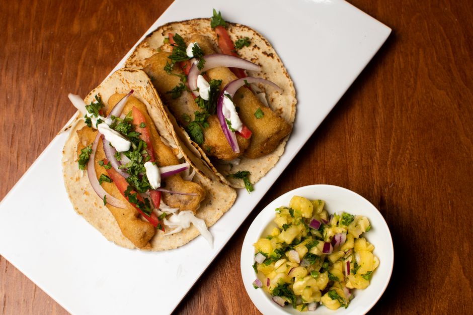 Tacos de pescado al Air Fryer con salsa de yogur