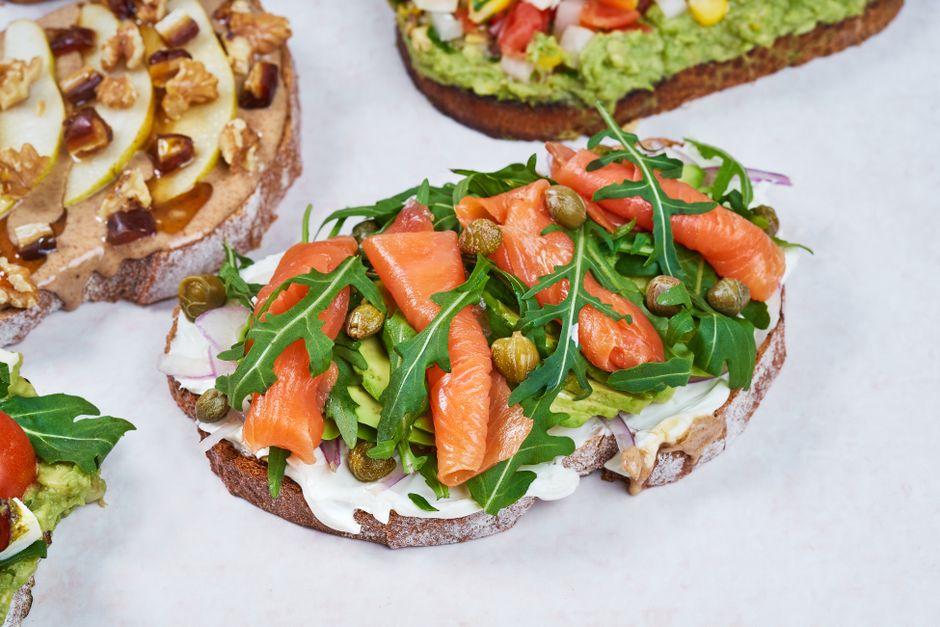 Tostas de salmón ahumado y aguacate